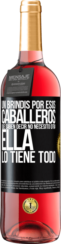 29,95 € | Vino Rosado Edición ROSÉ Un brindis por esos caballeros que saben decir No necesito otra, ella lo tiene todo Etiqueta Negra. Etiqueta personalizable Vino joven Cosecha 2024 Tempranillo