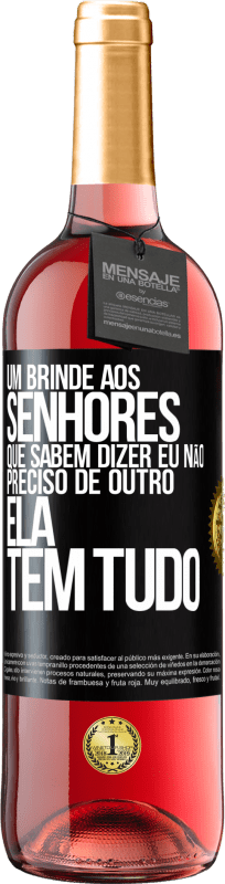 29,95 € | Vinho rosé Edição ROSÉ Um brinde aos senhores que sabem dizer eu não preciso de outro, ela tem tudo Etiqueta Preta. Etiqueta personalizável Vinho jovem Colheita 2024 Tempranillo