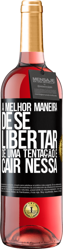 29,95 € | Vinho rosé Edição ROSÉ A melhor maneira de se libertar de uma tentação é cair nessa Etiqueta Preta. Etiqueta personalizável Vinho jovem Colheita 2023 Tempranillo