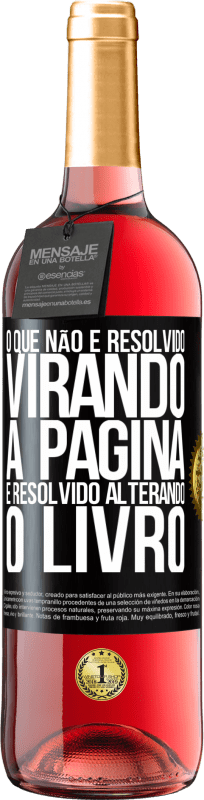 29,95 € Envio grátis | Vinho rosé Edição ROSÉ O que não é resolvido virando a página, é resolvido alterando o livro Etiqueta Preta. Etiqueta personalizável Vinho jovem Colheita 2025 Tempranillo