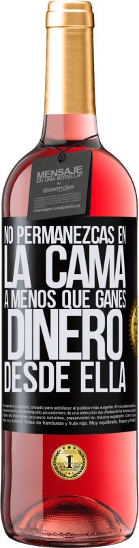 Envío gratis | Vino Rosado Edición ROSÉ No permanezcas en la cama a menos que ganes dinero desde ella Etiqueta Negra. Etiqueta personalizable Vino joven Cosecha 2023 Tempranillo