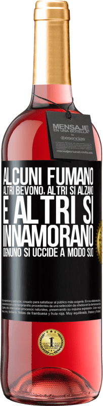 29,95 € | Vino rosato Edizione ROSÉ Alcuni fumano, altri bevono, altri si alzano e altri si innamorano. Ognuno si uccide a modo suo Etichetta Nera. Etichetta personalizzabile Vino giovane Raccogliere 2024 Tempranillo