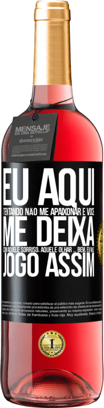 29,95 € Envio grátis | Vinho rosé Edição ROSÉ Eu aqui tentando não me apaixonar e você me deixa com aquele sorriso, aquele olhar ... bem, eu não brinco assim Etiqueta Preta. Etiqueta personalizável Vinho jovem Colheita 2025 Tempranillo