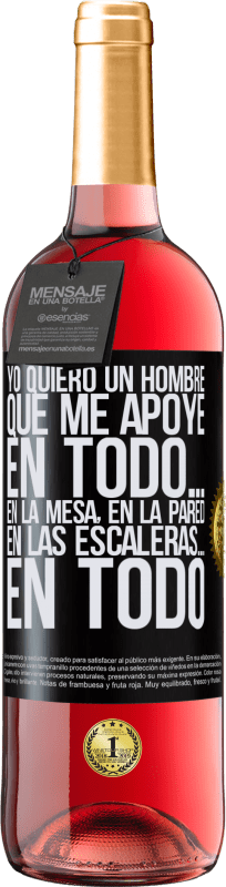 29,95 € Envío gratis | Vino Rosado Edición ROSÉ Yo quiero un hombre que me apoye en todo… En la mesa, en la pared, en las escaleras… En todo Etiqueta Negra. Etiqueta personalizable Vino joven Cosecha 2023 Tempranillo