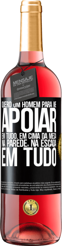 29,95 € | Vinho rosé Edição ROSÉ Quero um homem para me apoiar em tudo ... Em cima da mesa, na parede, na escada ... Em tudo Etiqueta Preta. Etiqueta personalizável Vinho jovem Colheita 2024 Tempranillo