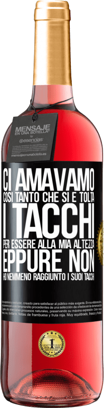 29,95 € Spedizione Gratuita | Vino rosato Edizione ROSÉ Ci amavamo così tanto che si è tolta i tacchi per essere alla mia altezza, eppure non ho nemmeno raggiunto i suoi tacchi Etichetta Nera. Etichetta personalizzabile Vino giovane Raccogliere 2025 Tempranillo