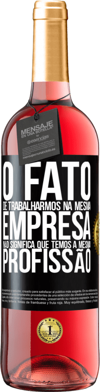 29,95 € Envio grátis | Vinho rosé Edição ROSÉ O fato de trabalharmos na mesma empresa não significa que temos a mesma profissão Etiqueta Preta. Etiqueta personalizável Vinho jovem Colheita 2025 Tempranillo