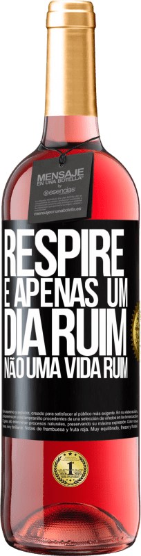 Envio grátis | Vinho rosé Edição ROSÉ Respire, é apenas um dia ruim, não uma vida ruim Etiqueta Preta. Etiqueta personalizável Vinho jovem Colheita 2023 Tempranillo