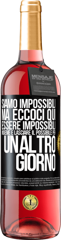 29,95 € | Vino rosato Edizione ROSÉ Siamo impossibili, ma eccoci qui, essere impossibili insieme e lasciare il possibile per un altro giorno Etichetta Nera. Etichetta personalizzabile Vino giovane Raccogliere 2024 Tempranillo