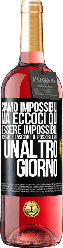29,95 € Spedizione Gratuita | Vino rosato Edizione ROSÉ Siamo impossibili, ma eccoci qui, essere impossibili insieme e lasciare il possibile per un altro giorno Etichetta Nera. Etichetta personalizzabile Vino giovane Raccogliere 2025 Tempranillo