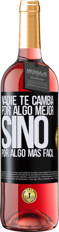 29,95 € | Vino Rosado Edición ROSÉ Nadie te cambia por algo mejor, sino por algo más fácil Etiqueta Negra. Etiqueta personalizable Vino joven Cosecha 2024 Tempranillo