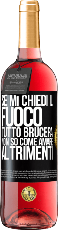 29,95 € Spedizione Gratuita | Vino rosato Edizione ROSÉ Se mi chiedi il fuoco, tutto brucerà. Non so come amare altrimenti Etichetta Nera. Etichetta personalizzabile Vino giovane Raccogliere 2025 Tempranillo