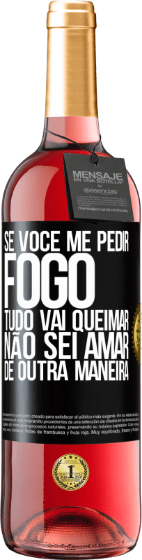 29,95 € | Vinho rosé Edição ROSÉ Se você me pedir fogo, tudo vai queimar. Não sei amar de outra maneira Etiqueta Preta. Etiqueta personalizável Vinho jovem Colheita 2024 Tempranillo