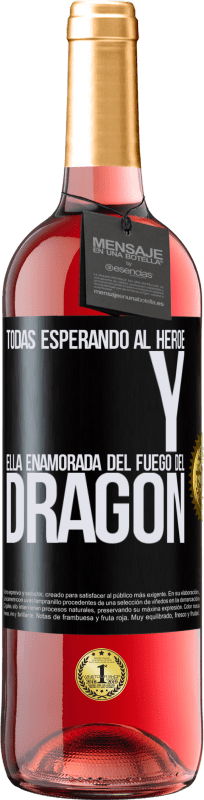 29,95 € Envío gratis | Vino Rosado Edición ROSÉ Todas esperando al héroe y ella enamorada del fuego del dragón Etiqueta Negra. Etiqueta personalizable Vino joven Cosecha 2024 Tempranillo