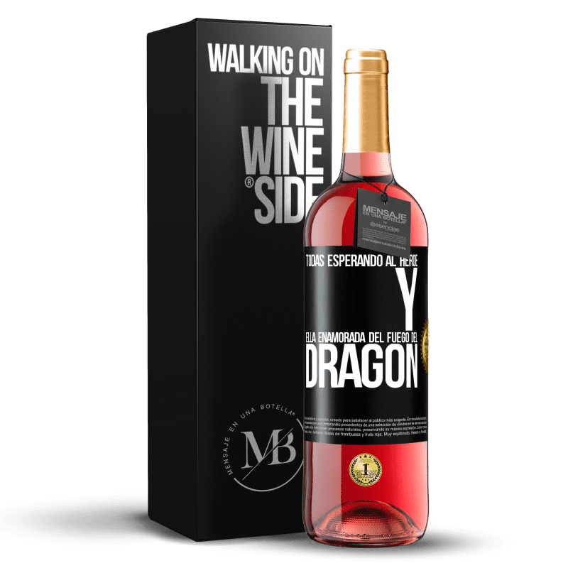 29,95 € Envío gratis | Vino Rosado Edición ROSÉ Todas esperando al héroe y ella enamorada del fuego del dragón Etiqueta Negra. Etiqueta personalizable Vino joven Cosecha 2025 Tempranillo