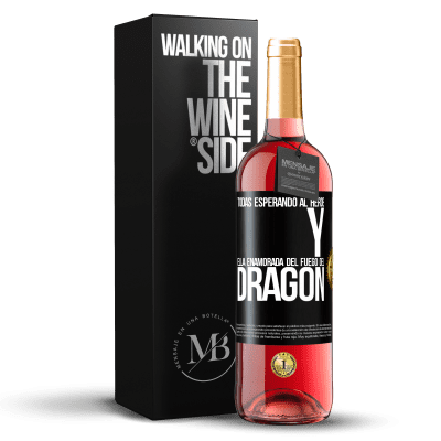 «Todas esperando al héroe y ella enamorada del fuego del dragón» Edición ROSÉ