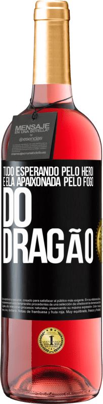 29,95 € | Vinho rosé Edição ROSÉ Tudo esperando pelo herói e ela apaixonada pelo fogo do dragão Etiqueta Preta. Etiqueta personalizável Vinho jovem Colheita 2024 Tempranillo