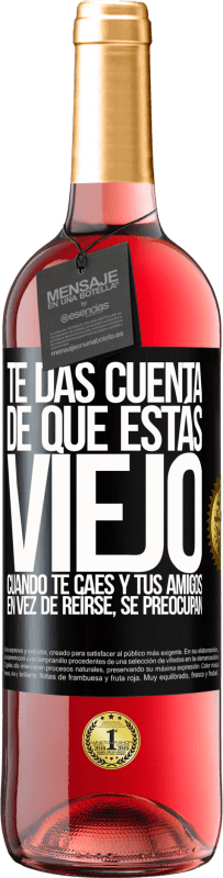 29,95 € | Vino Rosado Edición ROSÉ Te das cuenta de que estás viejo cuando te caes y tus amigos en vez de reírse, se preocupan Etiqueta Negra. Etiqueta personalizable Vino joven Cosecha 2024 Tempranillo