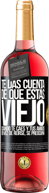 29,95 € | Vino Rosado Edición ROSÉ Te das cuenta de que estás viejo cuando te caes y tus amigos en vez de reírse, se preocupan Etiqueta Negra. Etiqueta personalizable Vino joven Cosecha 2025 Tempranillo