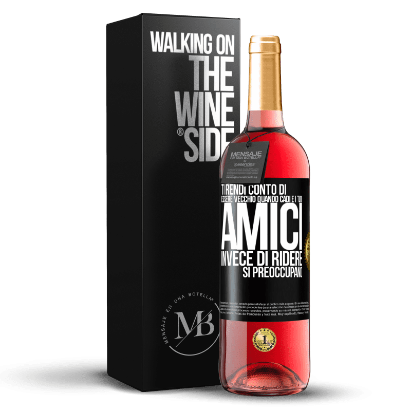 29,95 € Spedizione Gratuita | Vino rosato Edizione ROSÉ Ti rendi conto di essere vecchio quando cadi e i tuoi amici, invece di ridere, si preoccupano Etichetta Nera. Etichetta personalizzabile Vino giovane Raccogliere 2024 Tempranillo