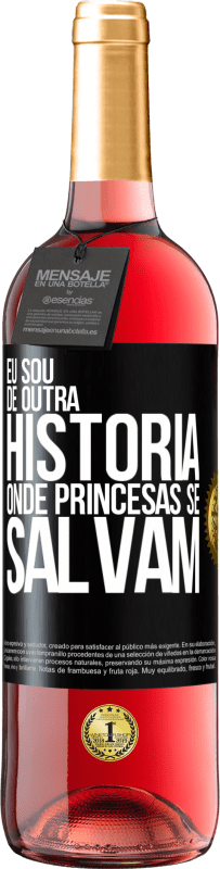 Envio grátis | Vinho rosé Edição ROSÉ Eu sou de outra história onde princesas se salvam Etiqueta Preta. Etiqueta personalizável Vinho jovem Colheita 2023 Tempranillo