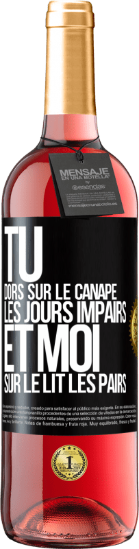 Envoi gratuit | Vin rosé Édition ROSÉ Tu dors sur le canapé les jours impairs et moi sur le lit les pairs Étiquette Noire. Étiquette personnalisable Vin jeune Récolte 2023 Tempranillo