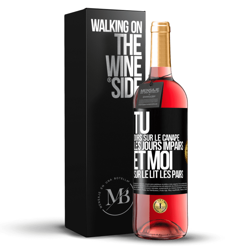 29,95 € Envoi gratuit | Vin rosé Édition ROSÉ Tu dors sur le canapé les jours impairs et moi sur le lit les pairs Étiquette Noire. Étiquette personnalisable Vin jeune Récolte 2023 Tempranillo