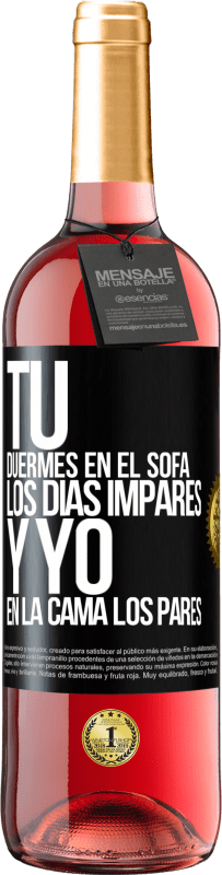 Envío gratis | Vino Rosado Edición ROSÉ Tú duermes en el sofá los días impares y yo en la cama los pares Etiqueta Negra. Etiqueta personalizable Vino joven Cosecha 2023 Tempranillo