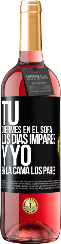 29,95 € | Vino Rosado Edición ROSÉ Tú duermes en el sofá los días impares y yo en la cama los pares Etiqueta Negra. Etiqueta personalizable Vino joven Cosecha 2025 Tempranillo