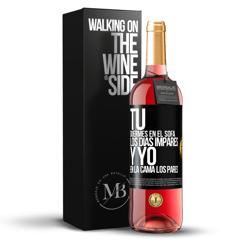 29,95 € Envío gratis | Vino Rosado Edición ROSÉ Tú duermes en el sofá los días impares y yo en la cama los pares Etiqueta Negra. Etiqueta personalizable Vino joven Cosecha 2023 Tempranillo