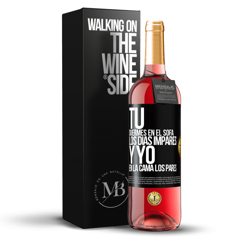 29,95 € Envío gratis | Vino Rosado Edición ROSÉ Tú duermes en el sofá los días impares y yo en la cama los pares Etiqueta Negra. Etiqueta personalizable Vino joven Cosecha 2025 Tempranillo
