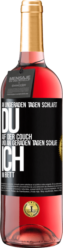 Kostenloser Versand | Roséwein ROSÉ Ausgabe An ungeraden Tagen schläfst du auf der Couch und an geraden Tagen schlafe ich im Bett. Schwarzes Etikett. Anpassbares Etikett Junger Wein Ernte 2023 Tempranillo