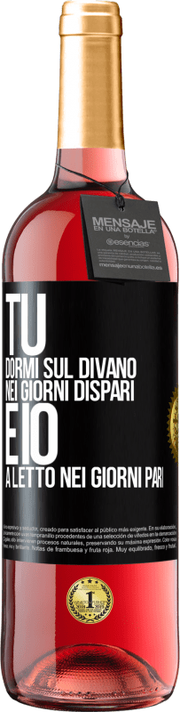 Spedizione Gratuita | Vino rosato Edizione ROSÉ Tu dormi sul divano nei giorni dispari e io a letto nei giorni pari Etichetta Nera. Etichetta personalizzabile Vino giovane Raccogliere 2023 Tempranillo