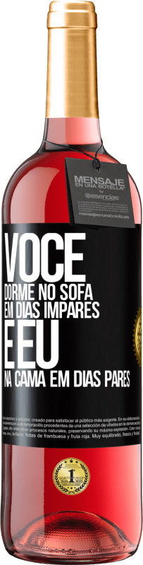 29,95 € Envio grátis | Vinho rosé Edição ROSÉ Você dorme no sofá em dias ímpares e eu na cama em dias pares Etiqueta Preta. Etiqueta personalizável Vinho jovem Colheita 2024 Tempranillo