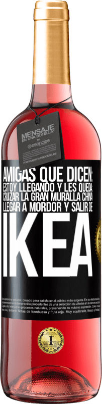 Envío gratis | Vino Rosado Edición ROSÉ Amigas que dicen: Estoy llegando. Y les queda: cruzar la Gran Muralla China, llegar a Mordor y salir de Ikea Etiqueta Negra. Etiqueta personalizable Vino joven Cosecha 2023 Tempranillo