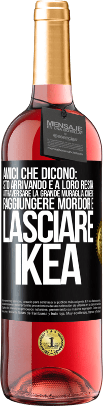 Spedizione Gratuita | Vino rosato Edizione ROSÉ Amici che dicono: sto arrivando. E a loro resta: attraversare la Grande Muraglia Cinese, raggiungere Mordor e lasciare Ikea Etichetta Nera. Etichetta personalizzabile Vino giovane Raccogliere 2023 Tempranillo