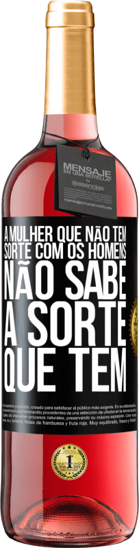 29,95 € Envio grátis | Vinho rosé Edição ROSÉ A mulher que não tem sorte com os homens não sabe a sorte que tem Etiqueta Preta. Etiqueta personalizável Vinho jovem Colheita 2025 Tempranillo