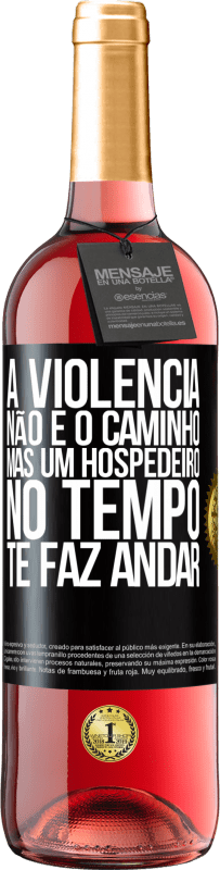 Envio grátis | Vinho rosé Edição ROSÉ A violência não é o caminho, mas um hospedeiro no tempo te faz andar Etiqueta Preta. Etiqueta personalizável Vinho jovem Colheita 2023 Tempranillo