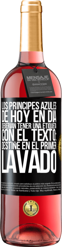 Envío gratis | Vino Rosado Edición ROSÉ Los príncipes azules de hoy en día deberían tener una etiqueta con el texto: Destiñe en el primer lavado Etiqueta Negra. Etiqueta personalizable Vino joven Cosecha 2023 Tempranillo