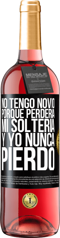 Envío gratis | Vino Rosado Edición ROSÉ No tengo novio porque perdería mi soltería y yo nunca pierdo Etiqueta Negra. Etiqueta personalizable Vino joven Cosecha 2023 Tempranillo