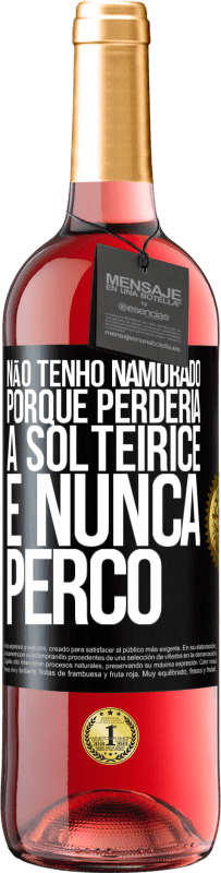 Envio grátis | Vinho rosé Edição ROSÉ Não tenho namorado porque perderia a solteirice e nunca perco Etiqueta Preta. Etiqueta personalizável Vinho jovem Colheita 2023 Tempranillo