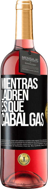 29,95 € Envío gratis | Vino Rosado Edición ROSÉ Mientras ladren es que cabalgas Etiqueta Negra. Etiqueta personalizable Vino joven Cosecha 2025 Tempranillo