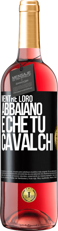 29,95 € | Vino rosato Edizione ROSÉ Mentre loro abbaiano è che tu cavalchi Etichetta Nera. Etichetta personalizzabile Vino giovane Raccogliere 2024 Tempranillo