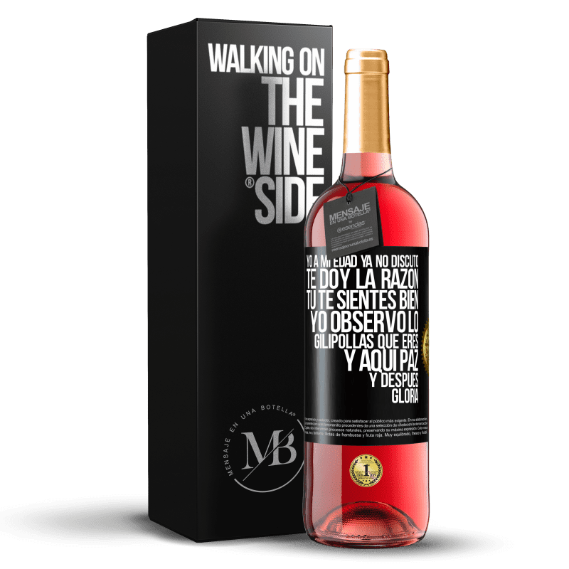 29,95 € Envío gratis | Vino Rosado Edición ROSÉ Yo a mi edad ya no discuto, te doy la razón, tú te sientes bien, yo observo lo gilipollas que eres y aquí paz y después Etiqueta Negra. Etiqueta personalizable Vino joven Cosecha 2023 Tempranillo