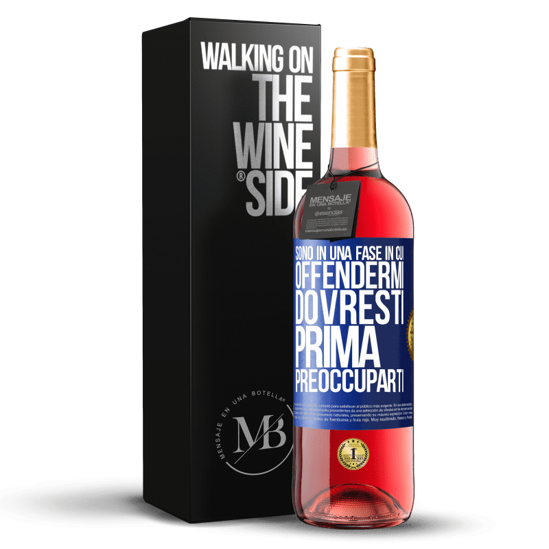 29,95 € Spedizione Gratuita | Vino rosato Edizione ROSÉ Sono in una fase in cui offendermi, dovresti prima preoccuparti Etichetta Blu. Etichetta personalizzabile Vino giovane Raccogliere 2024 Tempranillo