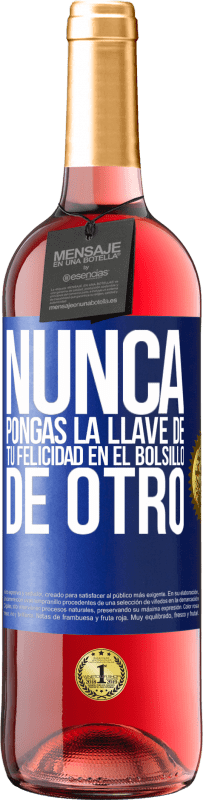 29,95 € | Vino Rosado Edición ROSÉ Nunca pongas la llave de tu felicidad en el bolsillo de otro Etiqueta Azul. Etiqueta personalizable Vino joven Cosecha 2024 Tempranillo