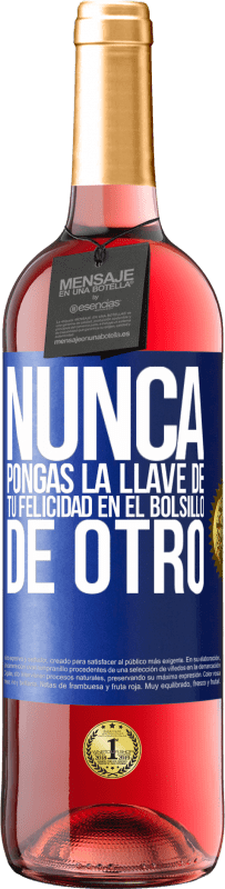 29,95 € | Vino Rosado Edición ROSÉ Nunca pongas la llave de tu felicidad en el bolsillo de otro Etiqueta Azul. Etiqueta personalizable Vino joven Cosecha 2025 Tempranillo