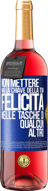 29,95 € | Vino rosato Edizione ROSÉ Non mettere mai la chiave della tua felicità nelle tasche di qualcun altro Etichetta Blu. Etichetta personalizzabile Vino giovane Raccogliere 2024 Tempranillo