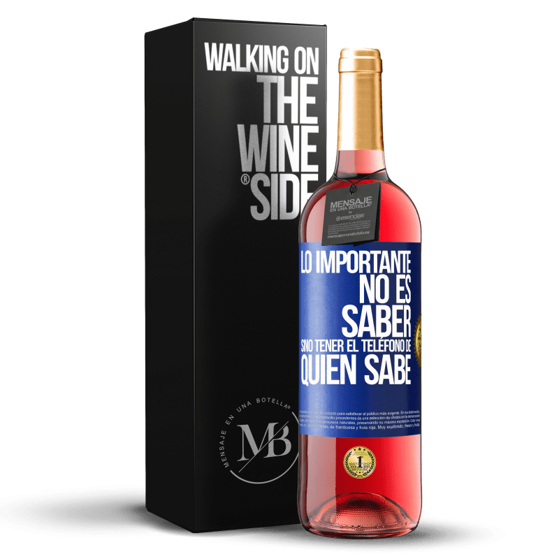 29,95 € Envío gratis | Vino Rosado Edición ROSÉ Lo importante no es saber, sino tener el teléfono del que sabe Etiqueta Azul. Etiqueta personalizable Vino joven Cosecha 2024 Tempranillo