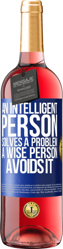 29,95 € Free Shipping | Rosé Wine ROSÉ Edition An intelligent person solves a problem. A wise person avoids it Blue Label. Customizable label Young wine Harvest 2025 Tempranillo